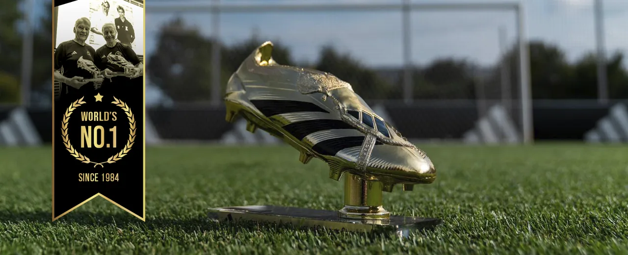 Zeltīts futbola apavs un uzraksts «World’s No.1 since 1984»
